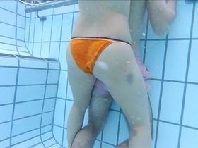 Девушка снимает под водой как одна пара пытается потрахаться не смотря ни на что