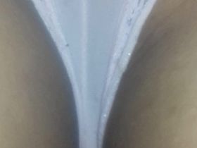 Парень заснял свою девушку в трусах пока та спала и немного подрочил ей