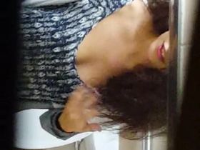 В общественном туалете супермаркета девушка попалась на камеру одному наблюдателю