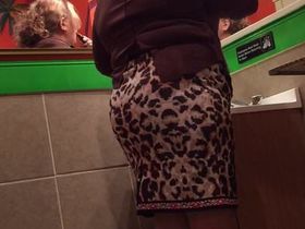 Полная женщина с большой жопой попалась на скрытую камеру в туалете ресторана