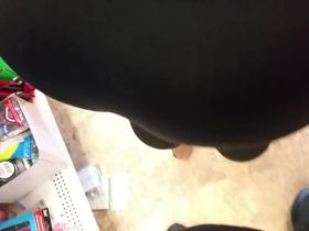 Шикарная большая попка в лосинах была поймана в магазине на скрытую камеру