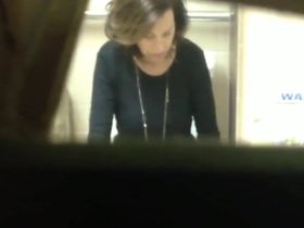 Уборщик заснял как одна женщина сняв штаны поссала спрятавшись в ондой кабинке