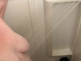 Парень шпионит с камерой за своей подругой пока та моется в душе