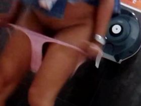 Сочная красотка в туалете в короткой юбке попалась на мини камеру без трусиков