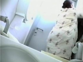 В туалете универа установлена камера, которая снимает женщин и их голые жопы