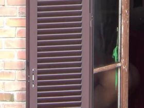 Зрела дама засветилась ан камеру голой в окне у себя дома