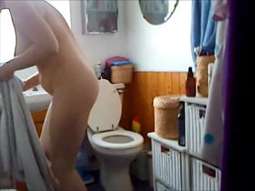 Брат заснял на камеру свою сестру голой в ванной пока та мыла голову