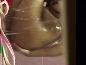 Телка на камеру засняла свою подругу которая просто купается  умывая попку