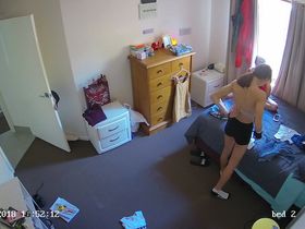 Тайная камера в комнате телок отеля засняла одну студентку голенькой