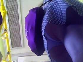 Белые трусы одной милахи попались на камеру в автобусе