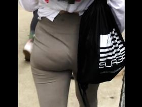 Несколько шикарных задниц в узких лосинах попались на камеру в разных местах