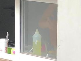 Парень подсматривал за соседкой в окно и заснял ее голенькой