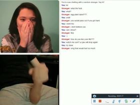 Чувак мастурбирует в чате и переписывается с девушкой, а заодно снимает ее реакцию на происходящее