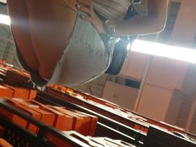 Пока девушка пыталась поправить застежку на туфельках, парень смог заснять ее попку под юбкой