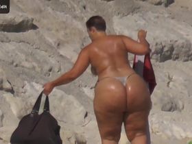 Очень большая жопа попалась на камеру на пляже в купальнике