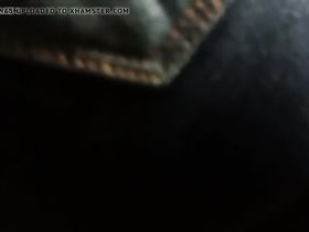 Телка в узких коротких шортах попалась на камеру соседа, который просто проходил мимо