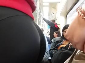 Шикарная попка в черных осинах попалась на камеру в метро
