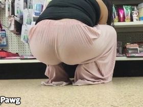 Классная попка попалась парню в магазине и тот заснял ее на камеру