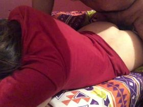 Чуваку удалось заснять как он трахает в попку свою телку пока та не обращала внимание