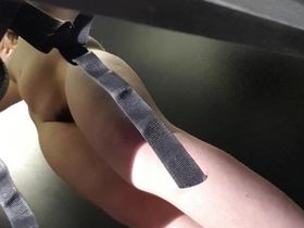 В раздевалке девушка голой попалась на камеру парню. пока сняв трусики искала тампон