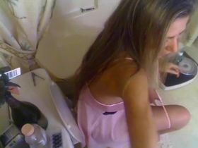 Обнаженная девушка в туалете меняет тампон прямо на камеру