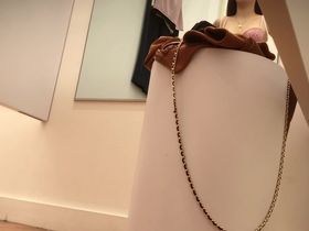 Красивая казашка попалась на камеру в женской раздевалке без штанов