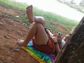 Парень в парке заснял попку одной полной студентки в коротких шортах