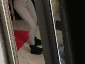 Девушка сняла штанцы и показала задницу не подозревая, что за ней следят из окна