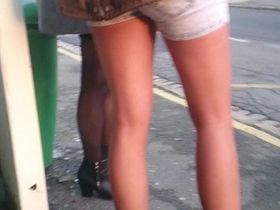 На остановке на камеру попались две красивые студентки в коротких шортиках
