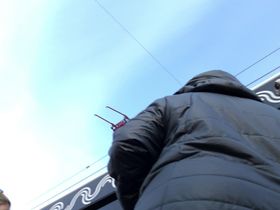 Парень на улице снимает на камеру парочку трусиков под юбкой