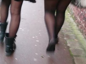 Две подружки идут домой с универа,  а парень позади снимает на камеру их ножки