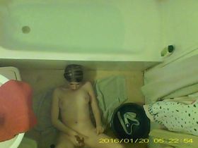 Скрытая камера в ванной комнате  засекла одну очень красивую голую студентку