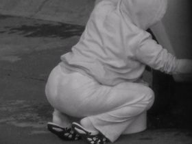 Пока соседка мыла машину на корточках, чувак снимал ее попку на камеру