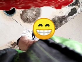 Молодая девушка в коротком платье засветила трусики на камеру