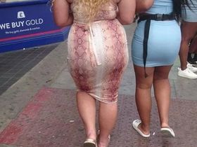 Мужик снимает на улице задницы длинноволосой брюнетки и её жопастой подруги