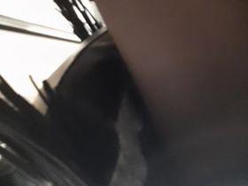 Парень на эскалаторе в метро просунул скрытую камеру тёлке под пальто