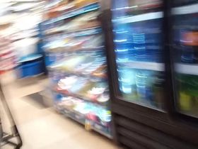 Пышка в белых штанах хвастается в магазине своей большой жопой