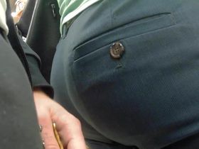 Парень в магазине осторожно трётся рукой об упругую попку зрелой бабы