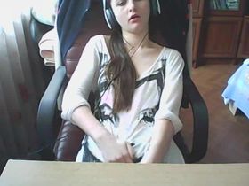 Милая девка смотрит порнуху и мастурбирует в кресле перед вебкой