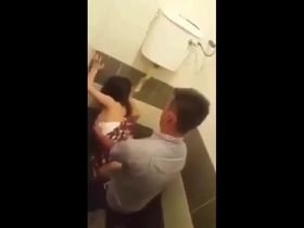 Парень снял в туалете ночного клуба как его стройная девушка ебётся с другим