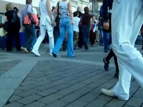 Мужик на улице заглядывает под короткие юбки студенток и снимает их трусики