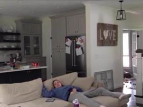 Домашняя порнуха с мастурбацией домохозяйки на диване до оргазма