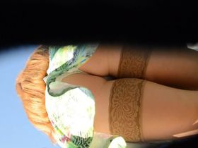 Парень на лестнице снял под платьем белые трусики длинноволосой жены друга