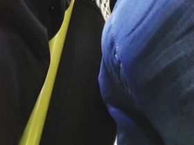 Стройная девка в облегающих штанах в автобусе трётся упругой попой о хуй мужика