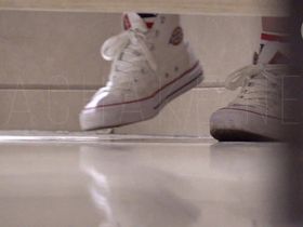 Студентки азиатки писают в туалете колледжа перед своим преподавателем