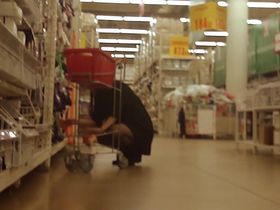 Мужик в супермаркете снимает под юбками у молоденьких девок и зрелых женщин