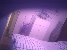 Парень снял скрытой камерой свою зрелую мамашу в коротких шортах