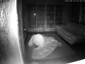 Няшная азиатка мастурбирует на полу перед скрытой камерой