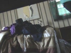 Тёлка надевает в спальне лосины и показывает перед камерой аккуратную вагину