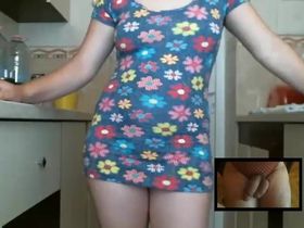 Замужняя домохозяйка танцует на кухне в коротком платье и смотрит на дрочку